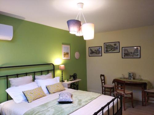 Giường trong phòng chung tại Maison d'hôtes Près de la Grenouillère