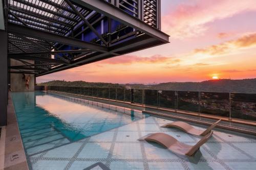 Бассейн в Paxtonz French Vintage Studio Empire City Near One Utama или поблизости