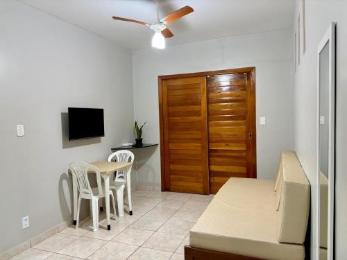 Μια τηλεόραση ή/και κέντρο ψυχαγωγίας στο Boulevard da Praia Apart Hotel - Porto Seguro - Frente da Praia de Taperapuan