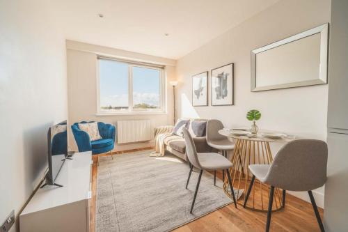 a living room with a table and chairs at Fabulous Central Eastleigh 1 Bedroom Apartment in Eastleigh
