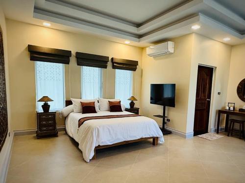 Ένα ή περισσότερα κρεβάτια σε δωμάτιο στο Villa Sri Raya