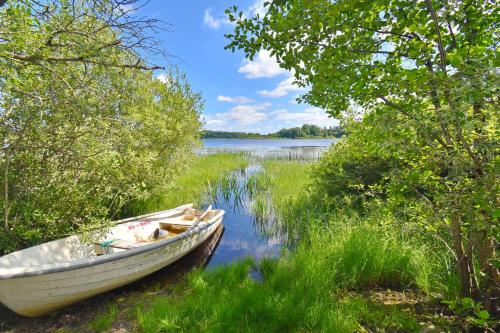 una barca seduta sulla riva di un lago di Schwedentraum 