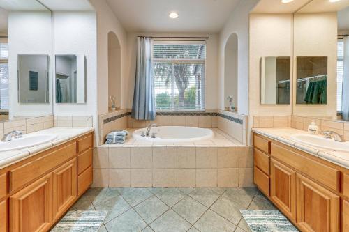 un ampio bagno con due lavandini e una vasca di Napa Nearby! Large Home with Hot Tub and Dtwn Access a Suisun City