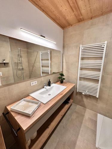 een badkamer met een wastafel en een spiegel bij Alpin Studio Schladming 101 in Schladming