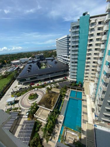 Una vista aérea de un complejo turístico con piscina y edificios. en Dagaya Suites, en Bacolod