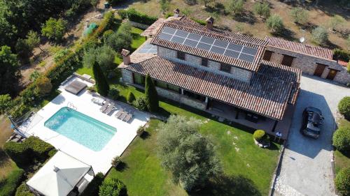 an aerial view of a house with a swimming pool at Il Casale del Conte in Fratta Todina