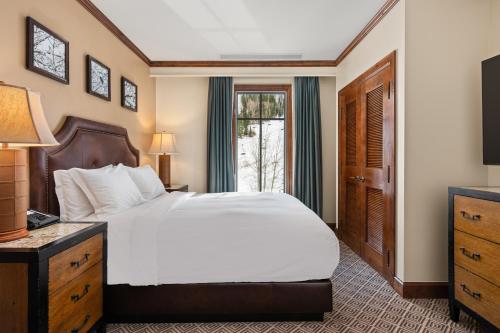 En eller flere senge i et værelse på The Ritz-Carlton Club, 3 Bedroom Residence WR Premier 2407, Ski-in & Ski-out Resort in Aspen Highlands