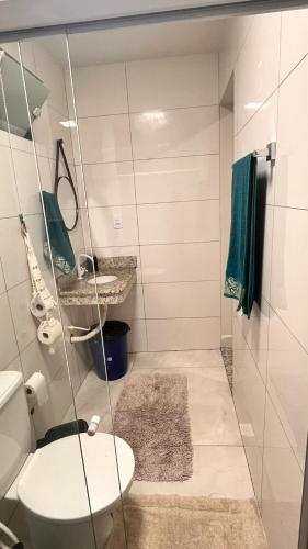 a bathroom with a toilet and a shower at Kitnet do Recanto em Guriri in São Mateus