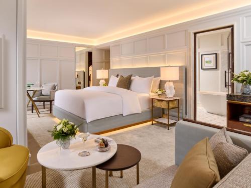 ein Schlafzimmer mit Bett und ein Wohnzimmer in der Unterkunft The Hawthorn by Galway Bay in Oranmore