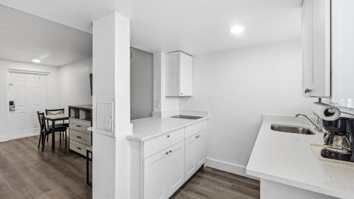 Η κουζίνα ή μικρή κουζίνα στο Bayside Inn and Marina