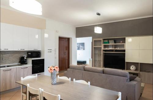 Intero appartamento rinnovato con 3 camere da letto في كامبورا سان جيوفاني: غرفة معيشة بها طاولة وأريكة