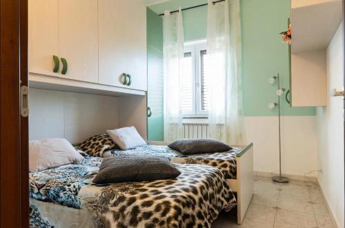 Intero appartamento rinnovato con 3 camere da letto في كامبورا سان جيوفاني: سريرين يجلسان بجانب بعضهما البعض في غرفة