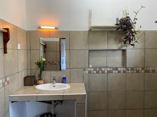 une salle de bains avec un lavabo et un miroir dans l'établissement Watamu Sleek Suites, à Watamu