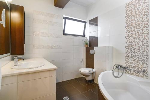 Ένα μπάνιο στο Villa Kallisti Ialyssos by Villa Plus