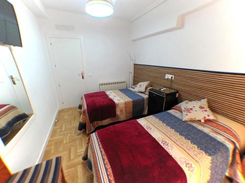 En eller flere senge i et værelse på Pensión Múgica