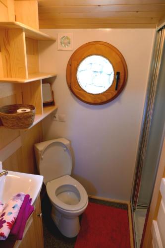 Vannituba majutusasutuses Roulotte Le gîte-ânes