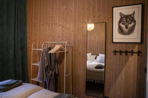 een kamer met een slaapkamer met een afbeelding van een wolf aan de muur bij Mukka Mountain 