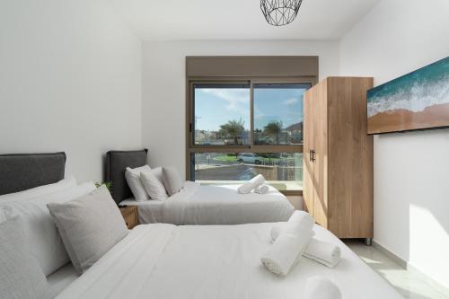 Ένα ή περισσότερα κρεβάτια σε δωμάτιο στο Dreamy Rent- Aqua Vista eilat