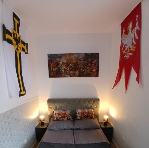 Ένα ή περισσότερα κρεβάτια σε δωμάτιο στο Apartamenty Zakonne "Apartament Rycerza"