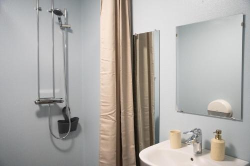 een badkamer met wastafel en douche met spiegel bij Mukka Mountain 