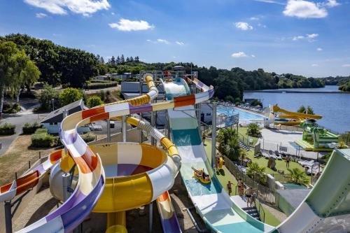 ein Wasserpark mit Achterbahn in der Unterkunft Camping 4 étoiles - Parc aquatique - ccbcafh in Jugon Les Lacs