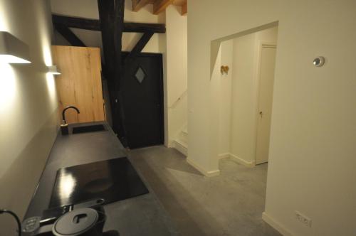 an empty room with a hallway with a door at Hoeve 't Peerdeke in Breda