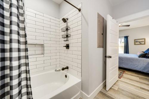 Et badeværelse på Walk to Museums and Wineries Fredericksburg Gem!