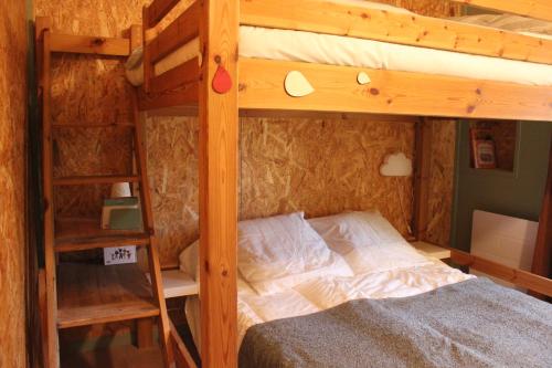 Ένα ή περισσότερα κρεβάτια σε δωμάτιο στο Chouette Bourboule 2 chambres, 6 pers, terrasse