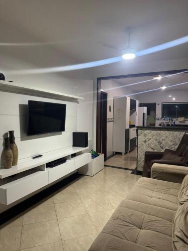 Μια τηλεόραση ή/και κέντρο ψυχαγωγίας στο Casa para temporada em Arraial do Cabo