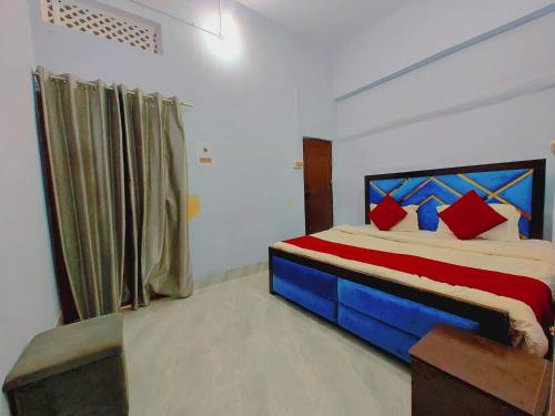 Postel nebo postele na pokoji v ubytování ROYAL STAY NEAR assi ghat