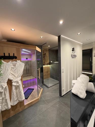 un bagno con cabina doccia e una stanza con doccia di ELYSIA Nature & Spa a Boersch