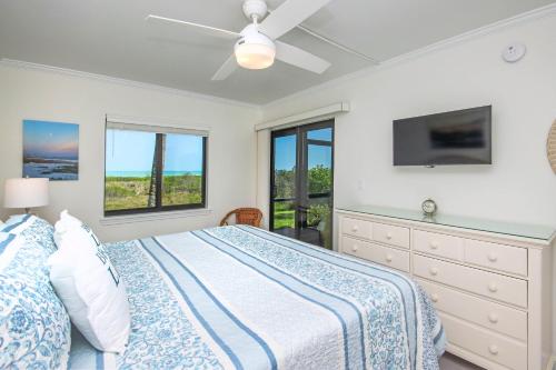 Ένα ή περισσότερα κρεβάτια σε δωμάτιο στο Direct beach access from your condo Sanibel Island 1A1