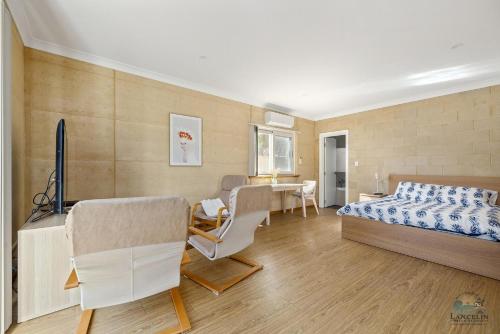 Ένα ή περισσότερα κρεβάτια σε δωμάτιο στο Things of Stone and Wood