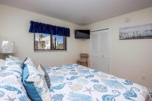 Ένα ή περισσότερα κρεβάτια σε δωμάτιο στο 2nd Story Sanibel Island Condo Steps From The Beach 2B2