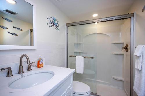 Ένα μπάνιο στο 2nd Story Sanibel Island Condo Steps From The Beach 2B2