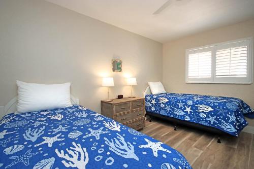 Ένα ή περισσότερα κρεβάτια σε δωμάτιο στο Modern 3rd story beachfront condo on Sanibel Island 2D3