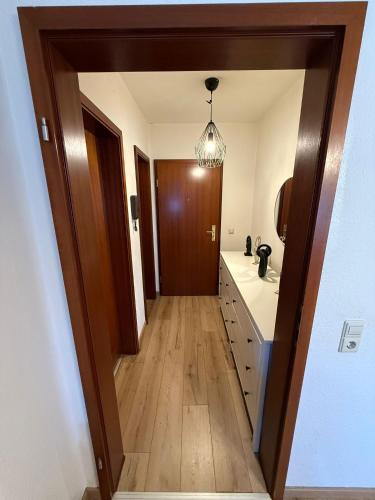 ein Flur mit einem Badezimmer mit Waschbecken und Spiegel in der Unterkunft 2 Soul Appart in Dresden