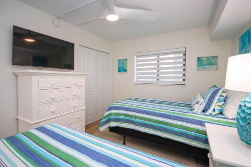 Ένα ή περισσότερα κρεβάτια σε δωμάτιο στο A spacious 2BR ocean view condo on Sanibel Island 3C2