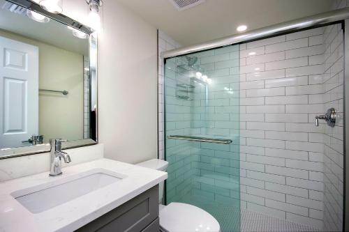 Ένα μπάνιο στο A charming 2Br beachfront condo on Sanibel Island ocean views 3C1