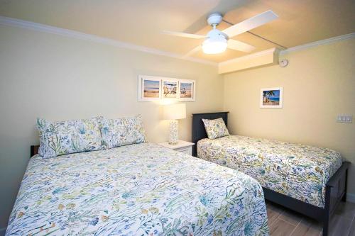 Ένα ή περισσότερα κρεβάτια σε δωμάτιο στο A charming 2Br beachfront condo on Sanibel Island ocean views 3C1