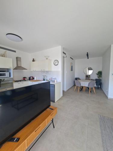 Η κουζίνα ή μικρή κουζίνα στο K Home כרמי גת