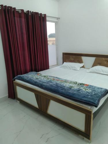 Ένα ή περισσότερα κρεβάτια σε δωμάτιο στο Naimisharanya Atithi Bhavan