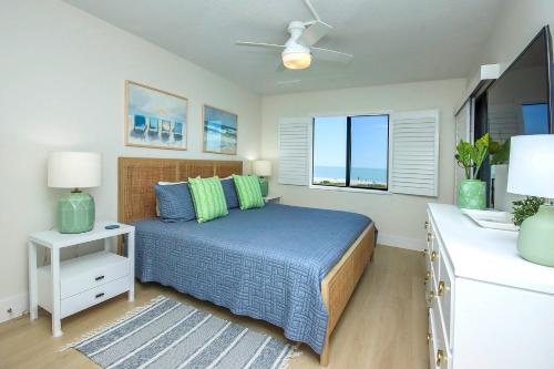 Ένα ή περισσότερα κρεβάτια σε δωμάτιο στο Begin each day with amazing views from this 2nd story beachfront Sanibel condo 5A2