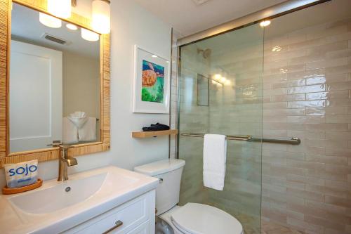 Ένα μπάνιο στο Begin each day with amazing views from this 2nd story beachfront Sanibel condo 5A2