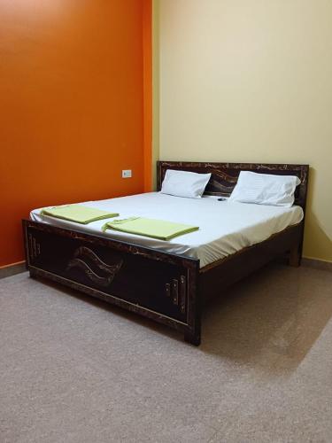 Ένα ή περισσότερα κρεβάτια σε δωμάτιο στο Naimisharanya Atithi Bhavan