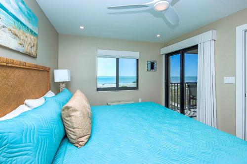 Ένα ή περισσότερα κρεβάτια σε δωμάτιο στο 3rd Floor Beachfront Condo On Sanibel Island With Panoramic Views 5A3