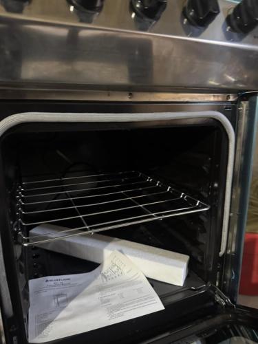 4LoyaltyRecords2storeyQueensuite في كينغستون: فرن ذو باب مفتوح ورف بداخله