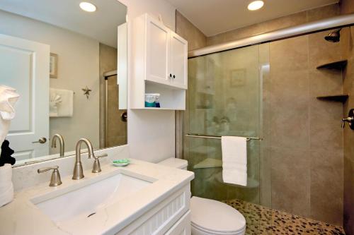 Ένα μπάνιο στο 1BR 3rd floor Sanibel condo with endless ocean views 5B3