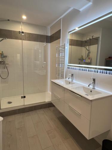 ein Badezimmer mit zwei Waschbecken und einer Dusche in der Unterkunft Villa Margot in Fumel