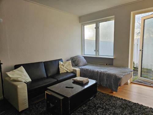 un soggiorno con un divano e un tavolino da caffè di Cozy One Room Apartment a Roskilde